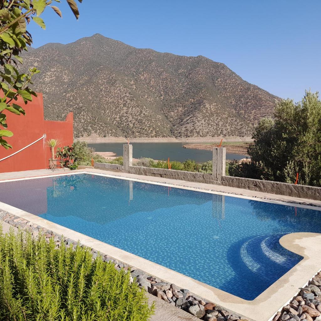 une piscine avec une montagne en arrière-plan dans l'établissement Riad Diwane, à Ouirgane