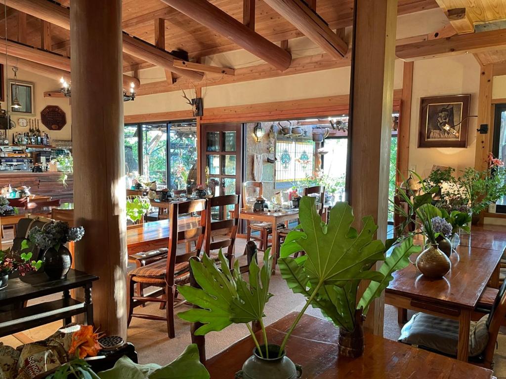 une salle à manger avec des tables et des chaises en bois dans l'établissement Kirinosato Takahara, à Tanabe