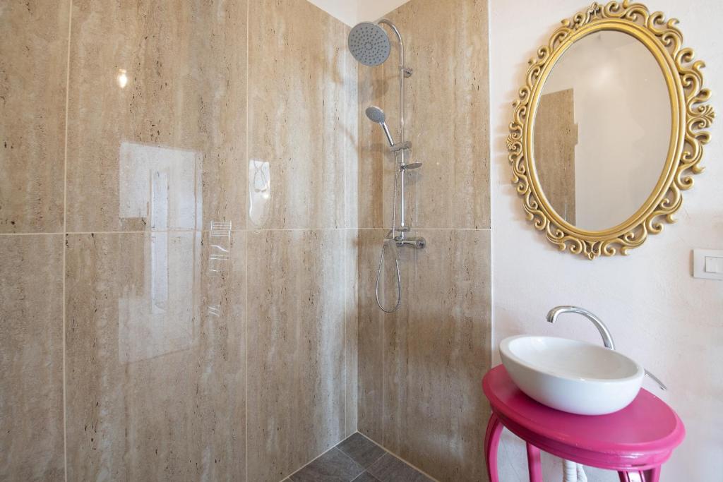 une salle de bain avec une douche avec un lavabo et un miroir dans l'établissement Ostuni Hills Boutique Villa-AC in every room, à Ostuni 54 autres photos