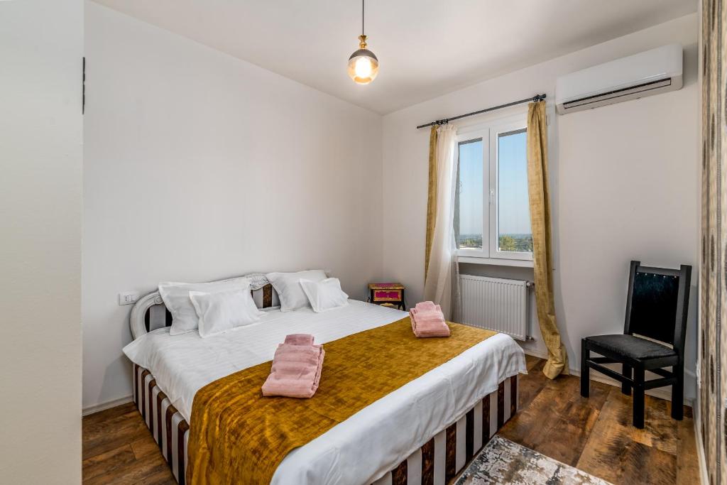 - une chambre avec un grand lit et 2 serviettes roses dans l'établissement Ostuni Hills Boutique Villa-AC in every room, à Ostuni