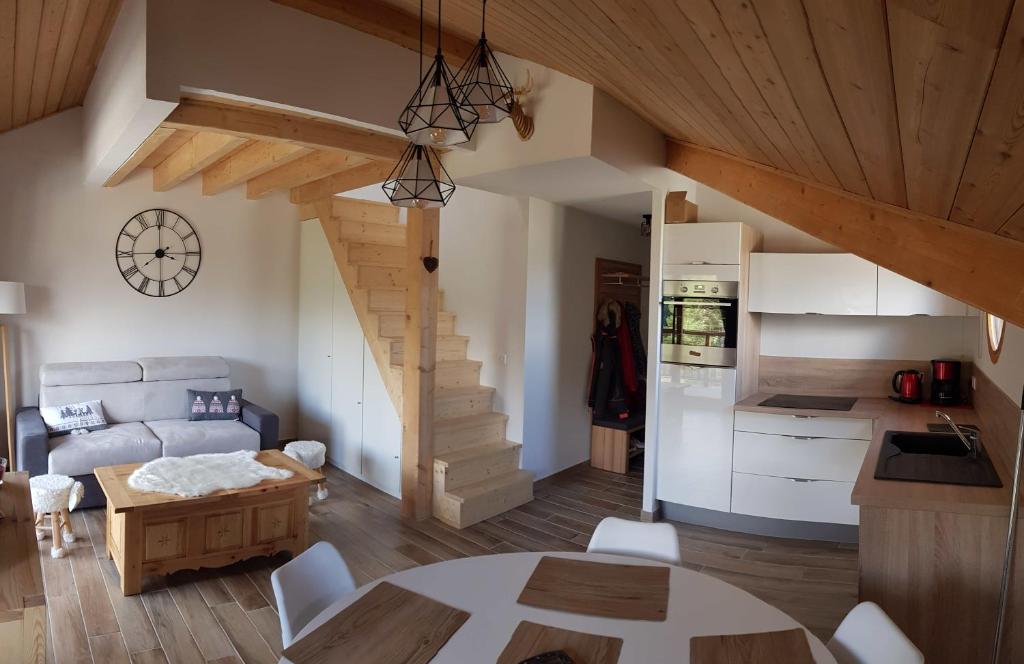 un salon avec un canapé et une table dans l'établissement Studio Ptilou B36 2/4 pers. avec vue, à Saint-Étienne-en-Dévoluy 12 autres photos
