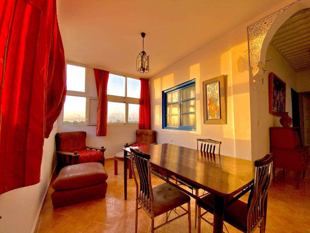 une salle à manger avec une table et des chaises dans l'établissement Dar Baddi, à Marrakech