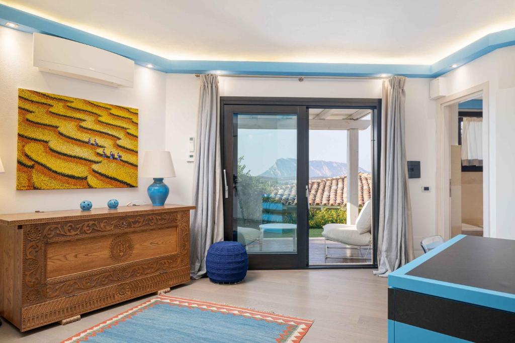 - un salon orné d'une peinture de bananes sur le mur dans l'établissement Villa Puntaldia, à Puntaldia 140 autres photos