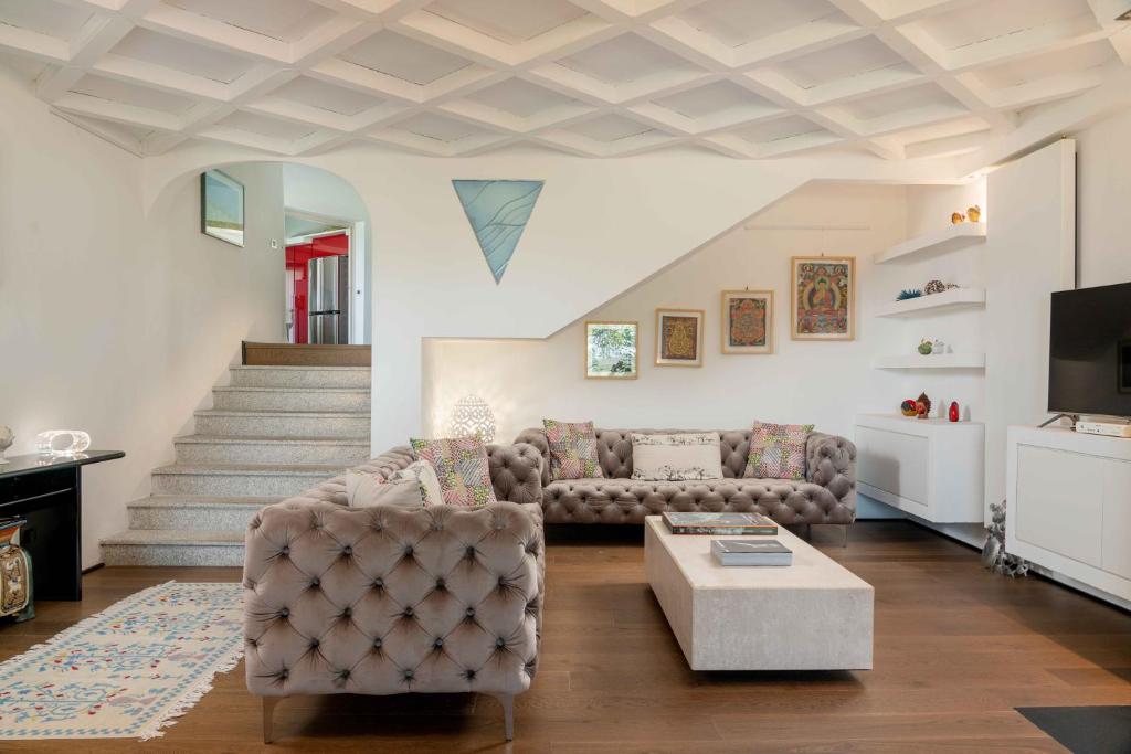 un salon avec un canapé et une table basse dans l'établissement Villa Puntaldia, à Puntaldia