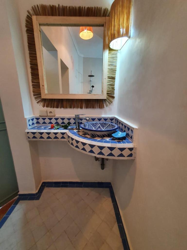 une salle de bain avec un lavabo et un miroir dans l'établissement Dar "JENNA-ROSE", à Marrakech