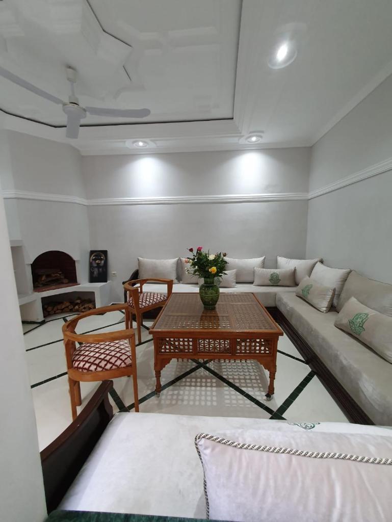 un salon avec un canapé et une table dans l'établissement Dar "JENNA-ROSE", à Marrakech