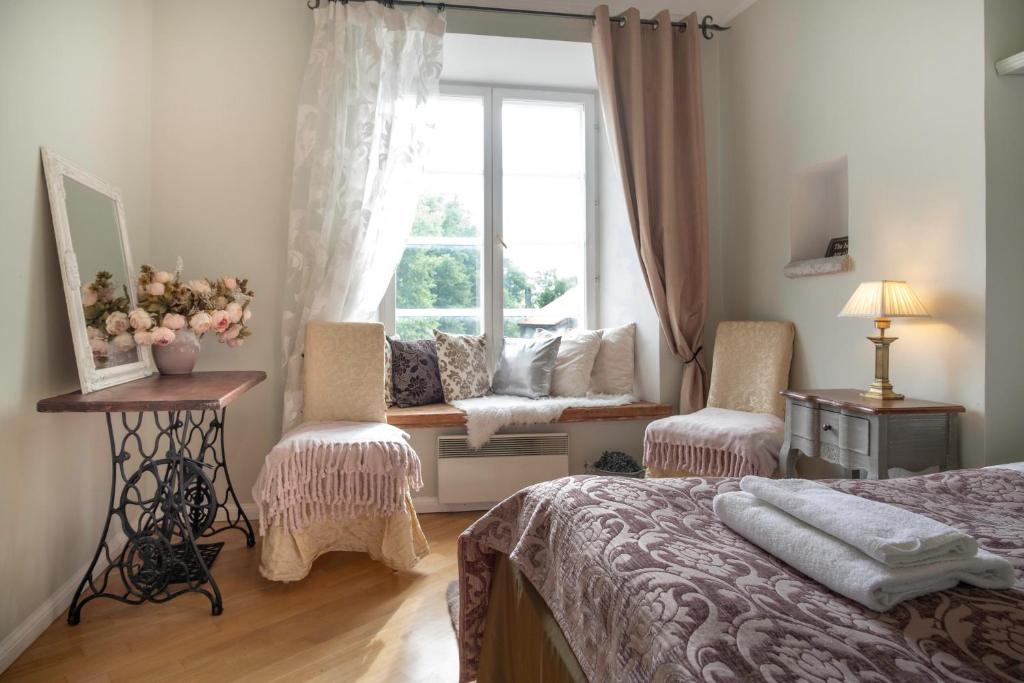 Dream Stay - Historical 3-Bedroom Apartment with Sauna 2