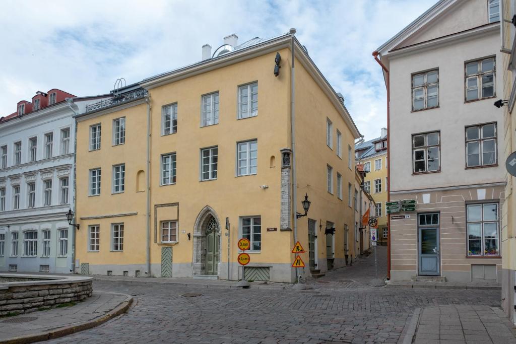 Dream Stay - Historical 3-Bedroom Apartment with Sauna 6