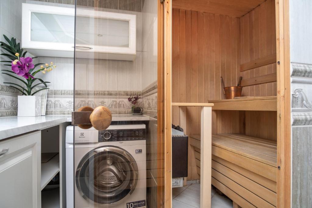 Dream Stay - Historical 3-Bedroom Apartment with Sauna 8