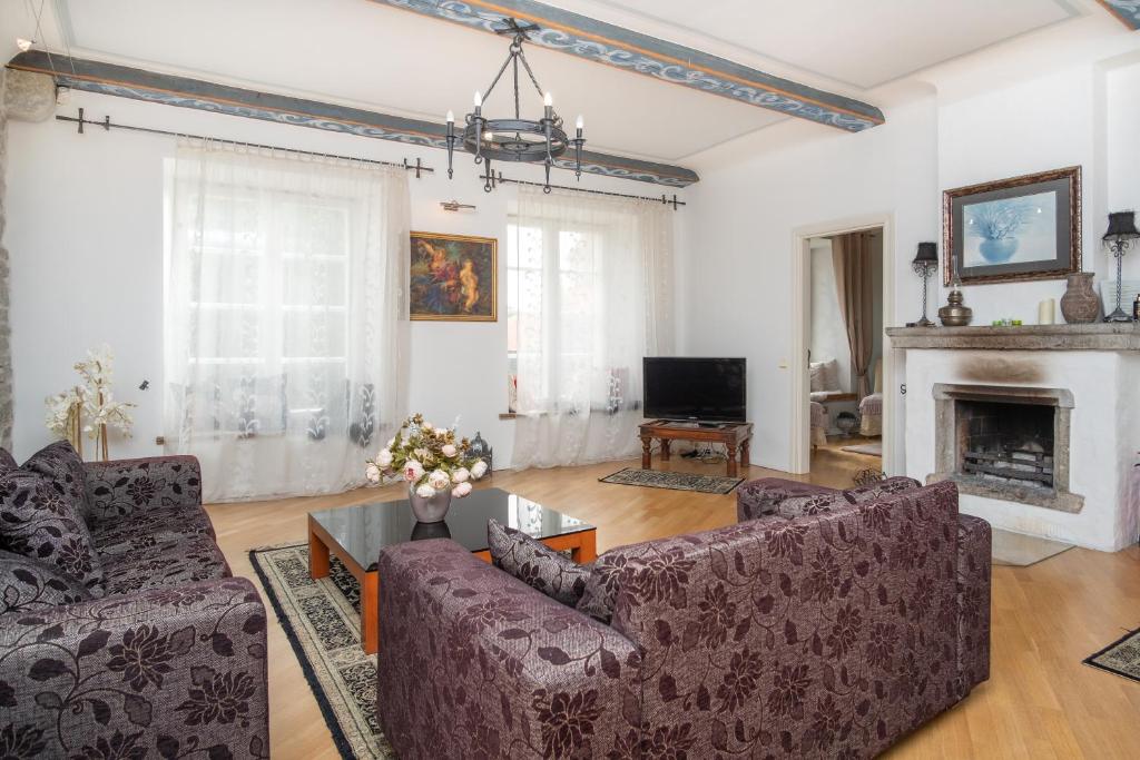 Dream Stay - Historical 3-Bedroom Apartment with Sauna 5