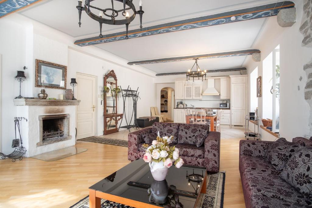 Dream Stay - Historical 3-Bedroom Apartment with Sauna 1