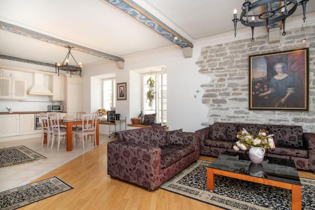 Dream Stay - Historical 3-Bedroom Apartment with Sauna 4
