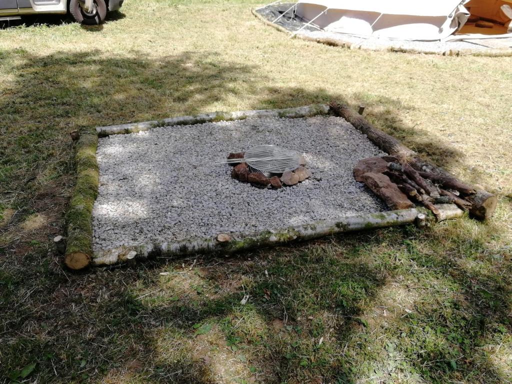 une bouche d'incendie au sol dans l'herbe dans l'établissement tente insolite 1 à 5 personnes, à Plouray