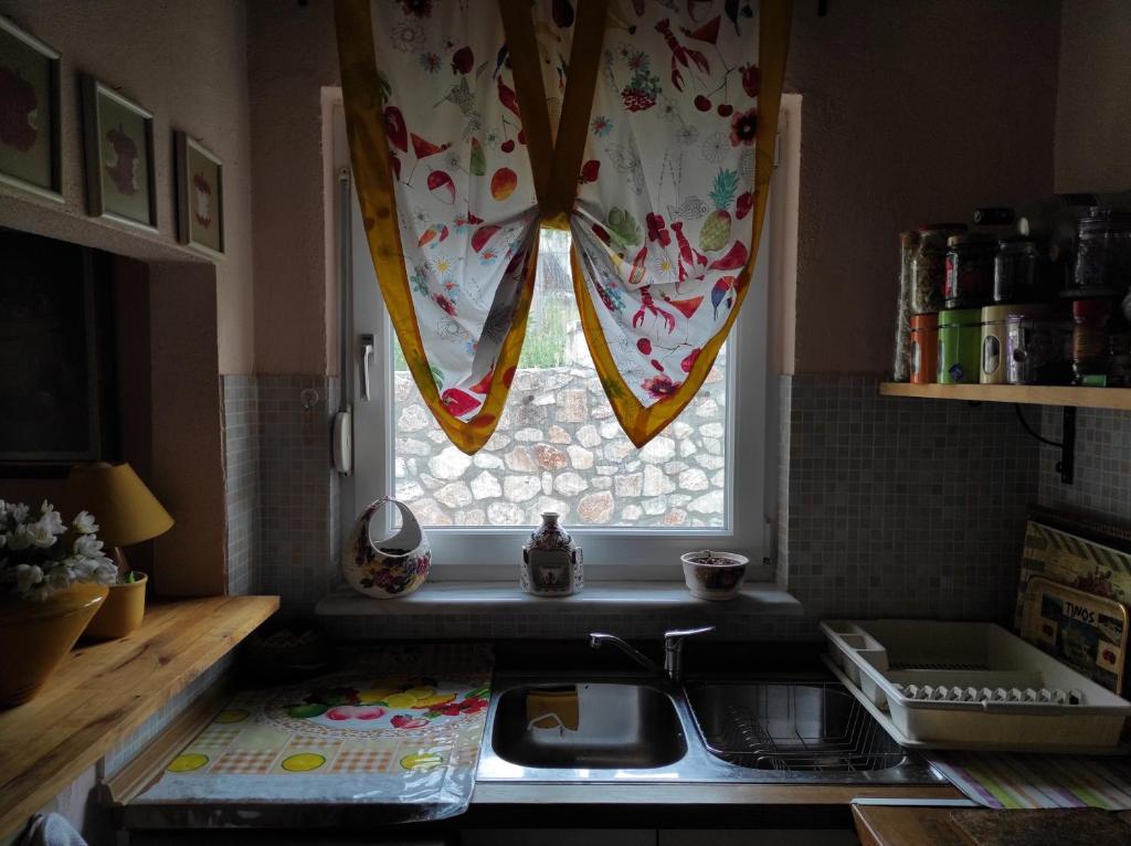 Countryside Cottage with Garden & Lake View 8