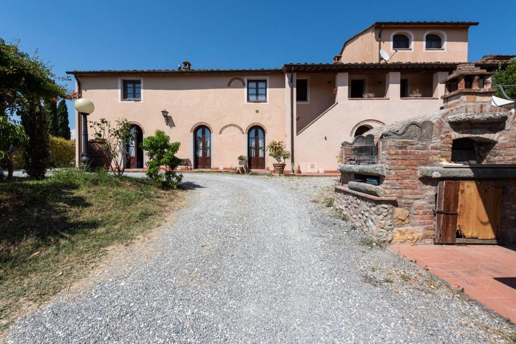 une route vide devant une grande maison dans l'établissement Villa Soiana by Mmega, à Soianella