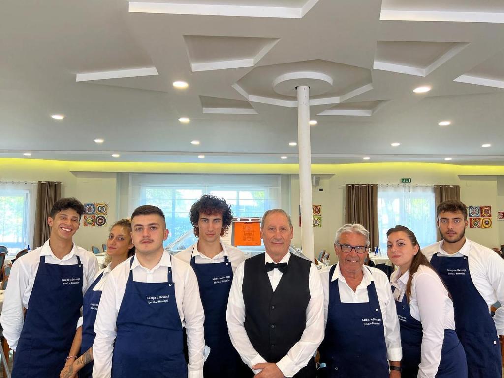 un groupe de personnes sur des tabliers présentant une image dans l'établissement Hotel dei Bizantini & Villaggio Campo dei Messapi, à San Pietro in Bevagna