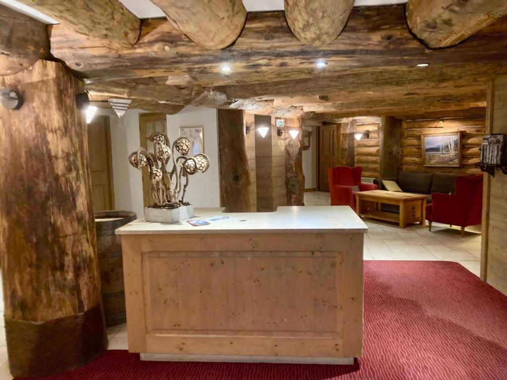 Cette grande chambre est dotée de plafonds en bois et d'une table avec une plante. dans l'établissement Appartement ARC 1950 m, Ski au pied, piscine extérieure chauffée, remontées mécaniques à 100m, sauna et salle de sports, à Arc 1950