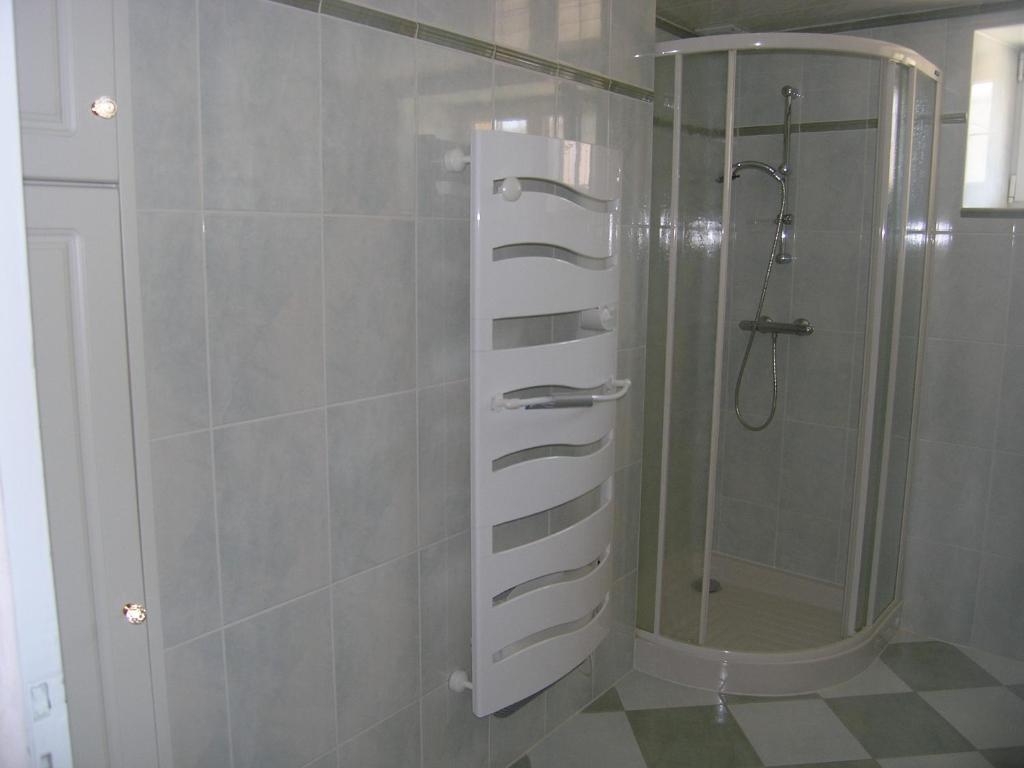 une salle de bain avec une douche avec une porte vitrée dans l'établissement Les Jardins des 3 Provinces- Gîte, à Montcharvot