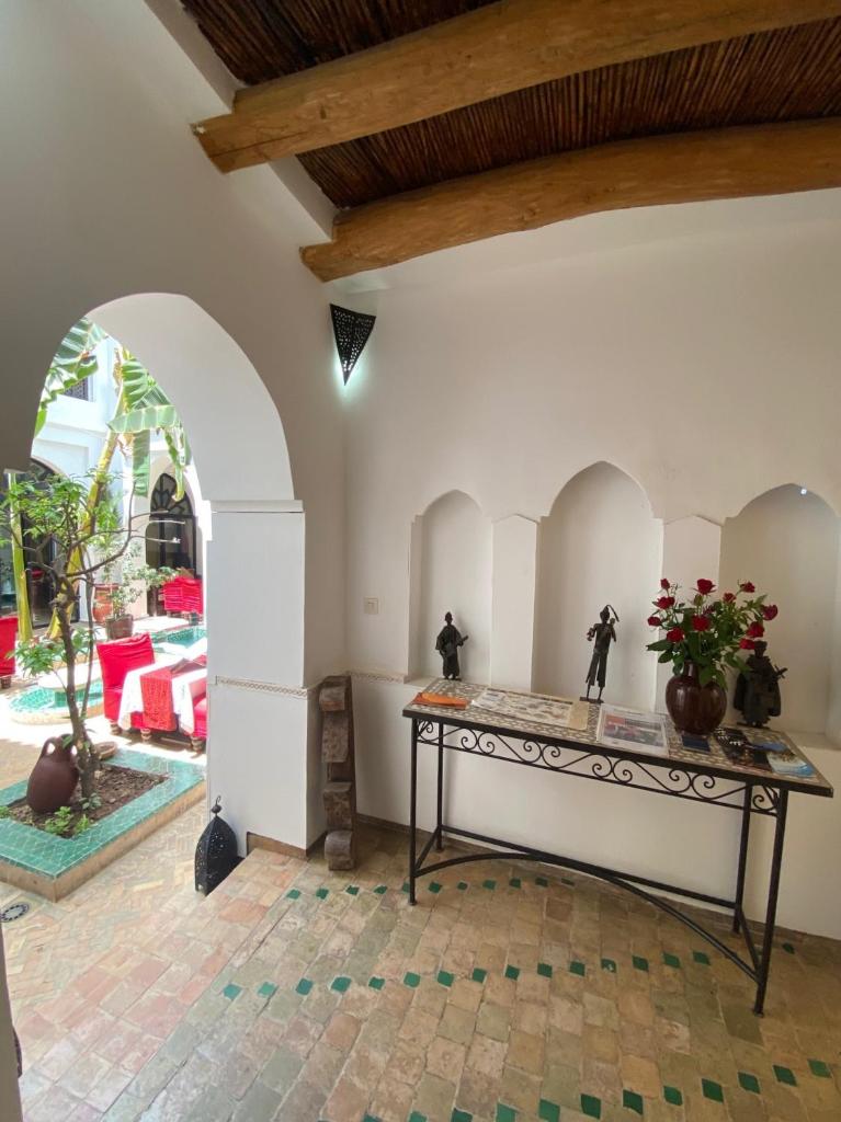 un salon avec une table avec des plantes dessus dans l'établissement Dar Soukaina, à Marrakech