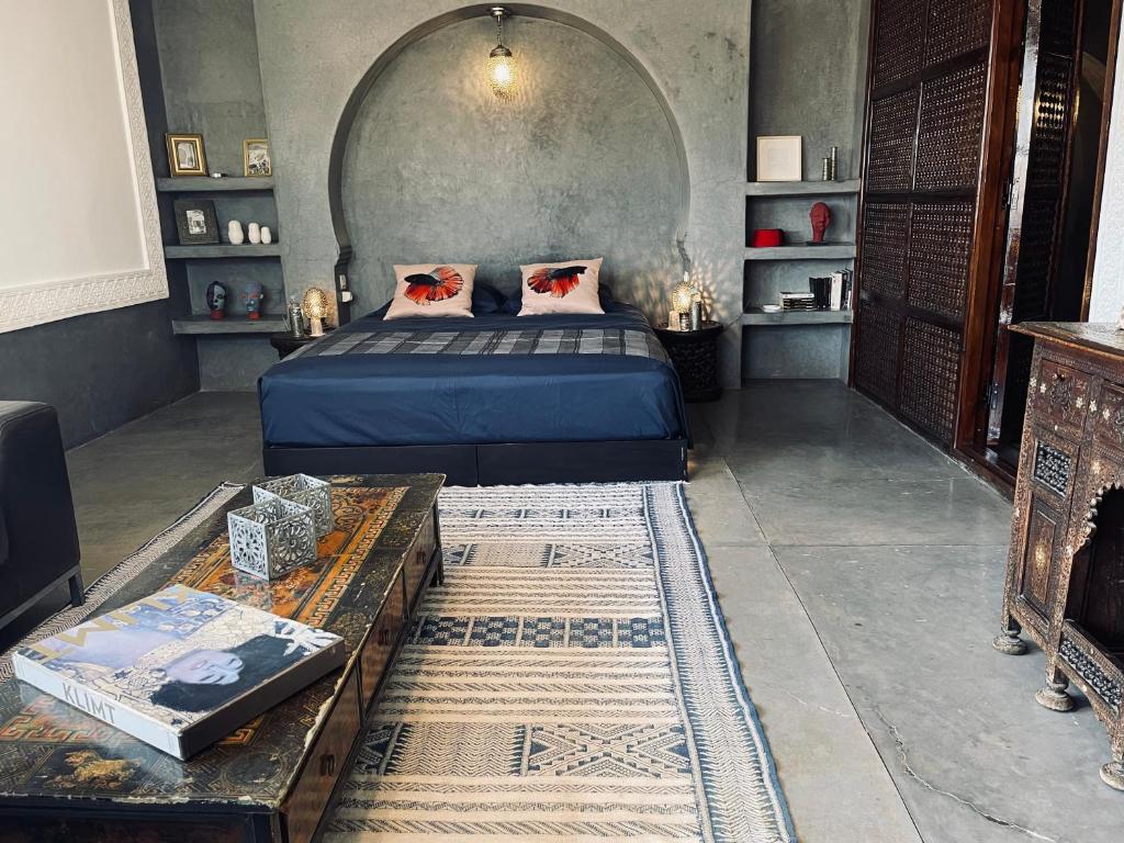 une chambre avec un lit et une table dedans dans l'établissement Riad 144, à Marrakech