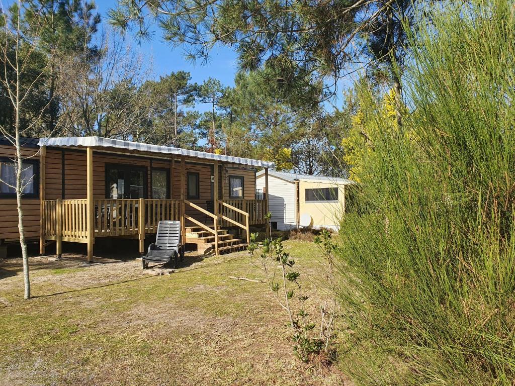 une cabane en rondins avec une véranda et une terrasse dans l'établissement Bahiana, à Saint-Julien-en-Born
