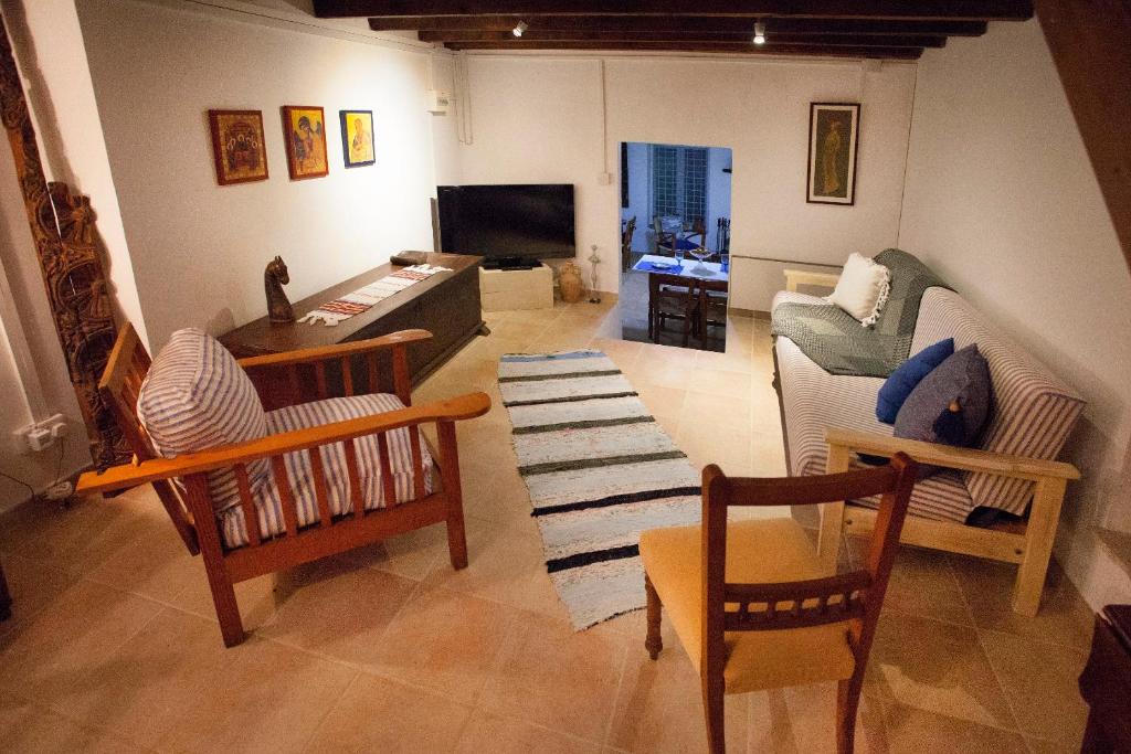 Cecilias Courtyard 8