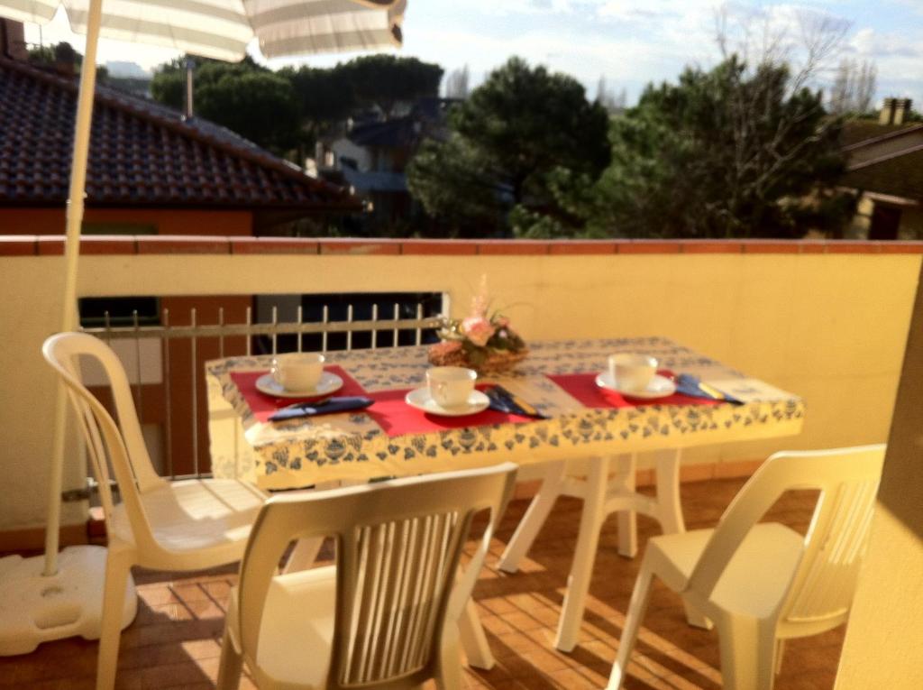 une table et des chaises assises sur un balcon avec une table et des chaises dans l'établissement Amanda Appartamenti Trilocali, à Lido Adriano 26 autres photos