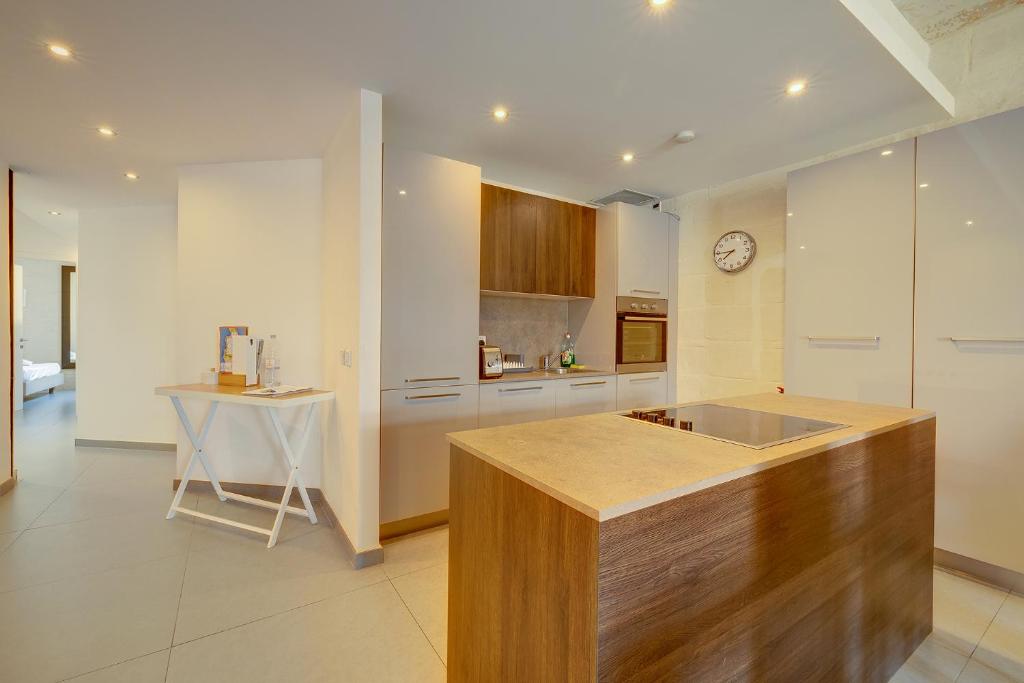 Luxurious 2BR Apartment in Valletta 5