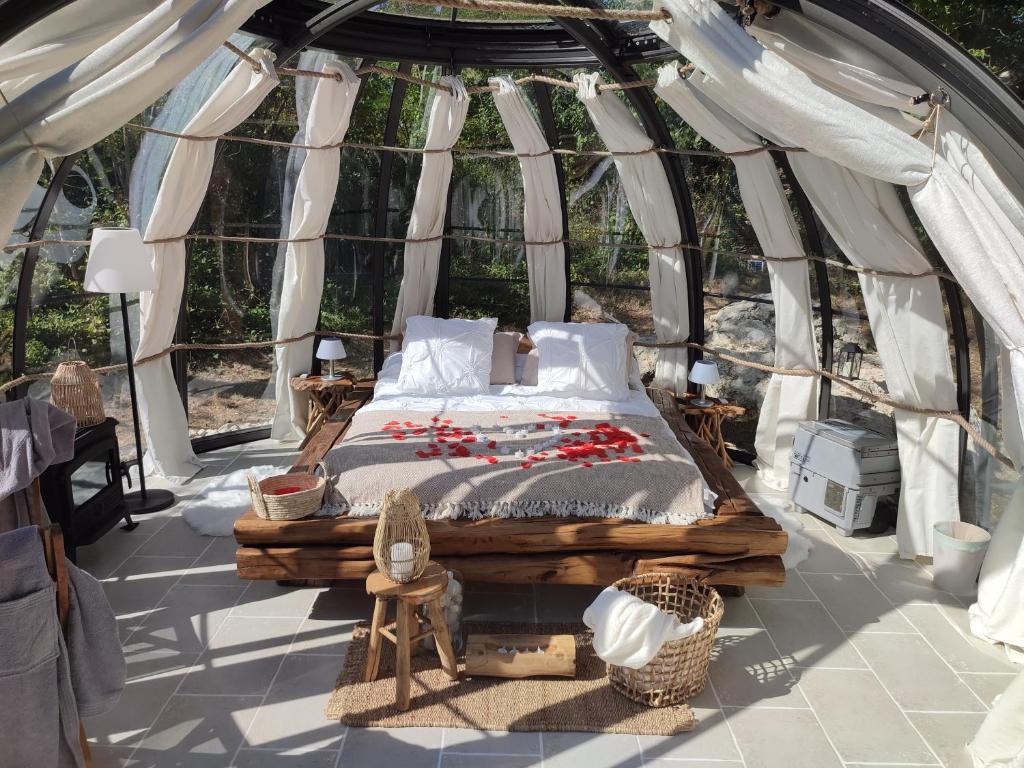 - une chambre dans une tente avec un lit dans l'établissement Bulles d'Auvergne, à Cesset