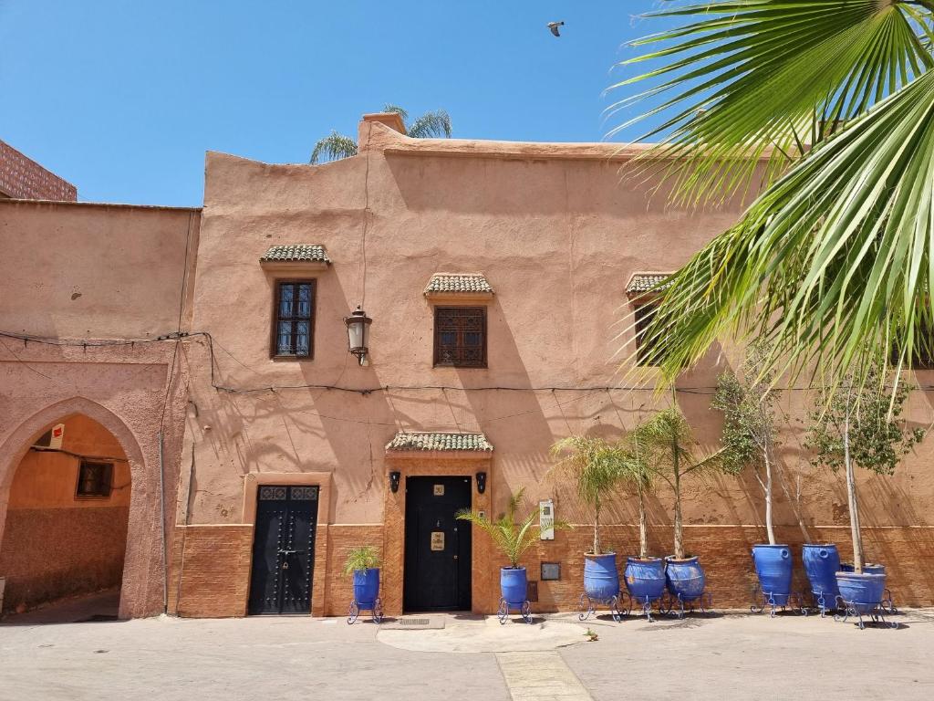 un bâtiment avec des chaises bleues devant lui dans l'établissement Riad les Rêves d'Amélie, à Marrakech 34 autres photos