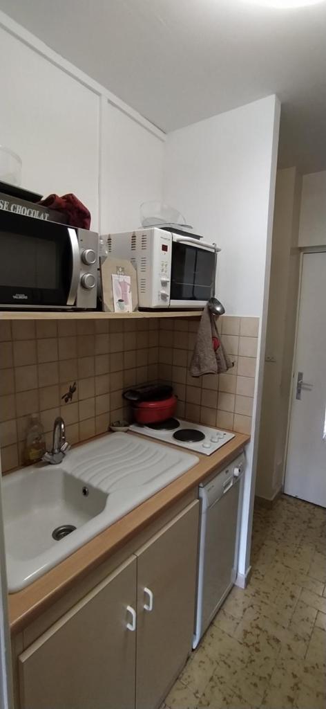 une cuisine avec un évier et un micro-ondes dans l'établissement Superdevoluy appart 7ème étage sud Aurouze, à Superdevoluy