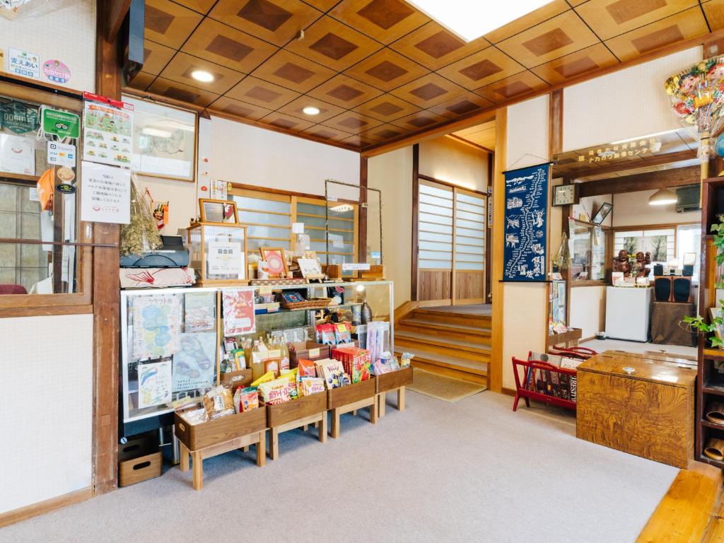 un magasin avec un devant de magasin avec des tables et une étagère dans l'établissement Oogute Kohan Shirasagi So, à Shimojo mura