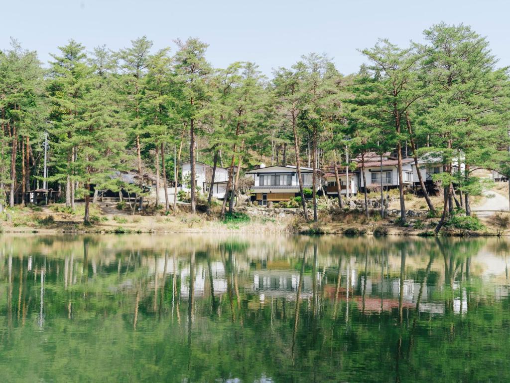 une maison sur la rive d'un lac dans l'établissement Oogute Kohan Shirasagi So, à Shimojo mura