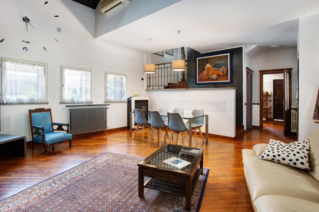 un salon avec un canapé et une table dans l'établissement Villa La Palmetta, à Peschiera Borromeo