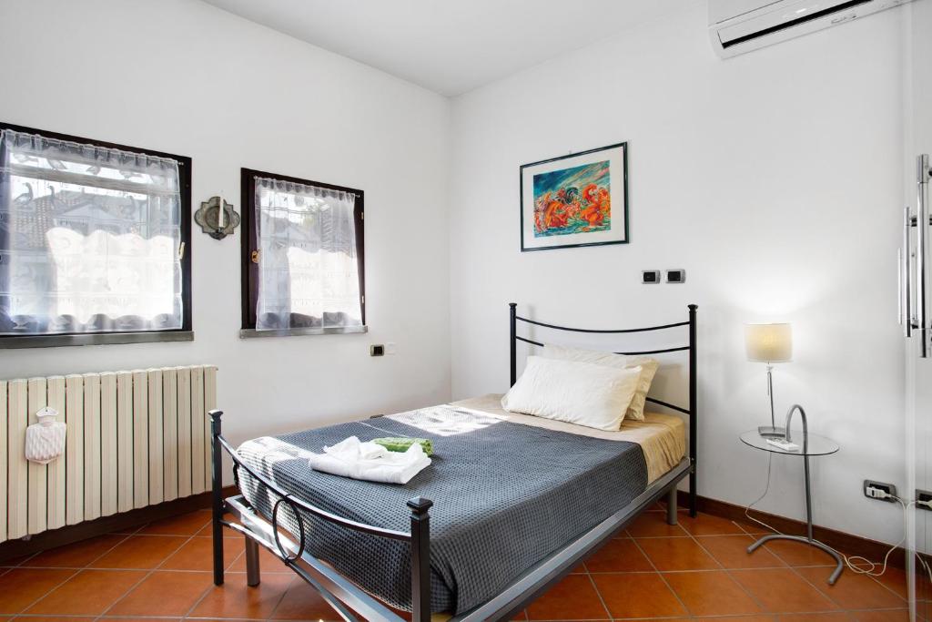 une petite chambre avec un lit et une table dans l'établissement Villa La Palmetta, à Peschiera Borromeo 14 autres photos