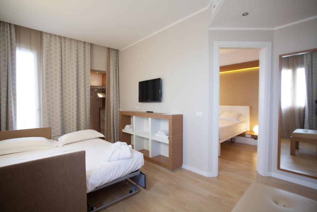 une chambre d'hôtel avec un lit et une télévision dans l'établissement Oxygen Lifestyle Hotel, à Rimini 85 autres photos