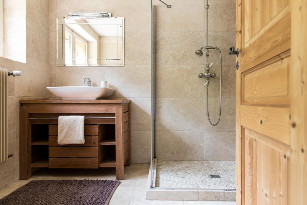 une salle de bain avec un lavabo et une douche dans l'établissement Chalet Pres des Cimes ski-in ski-out, aux Houches