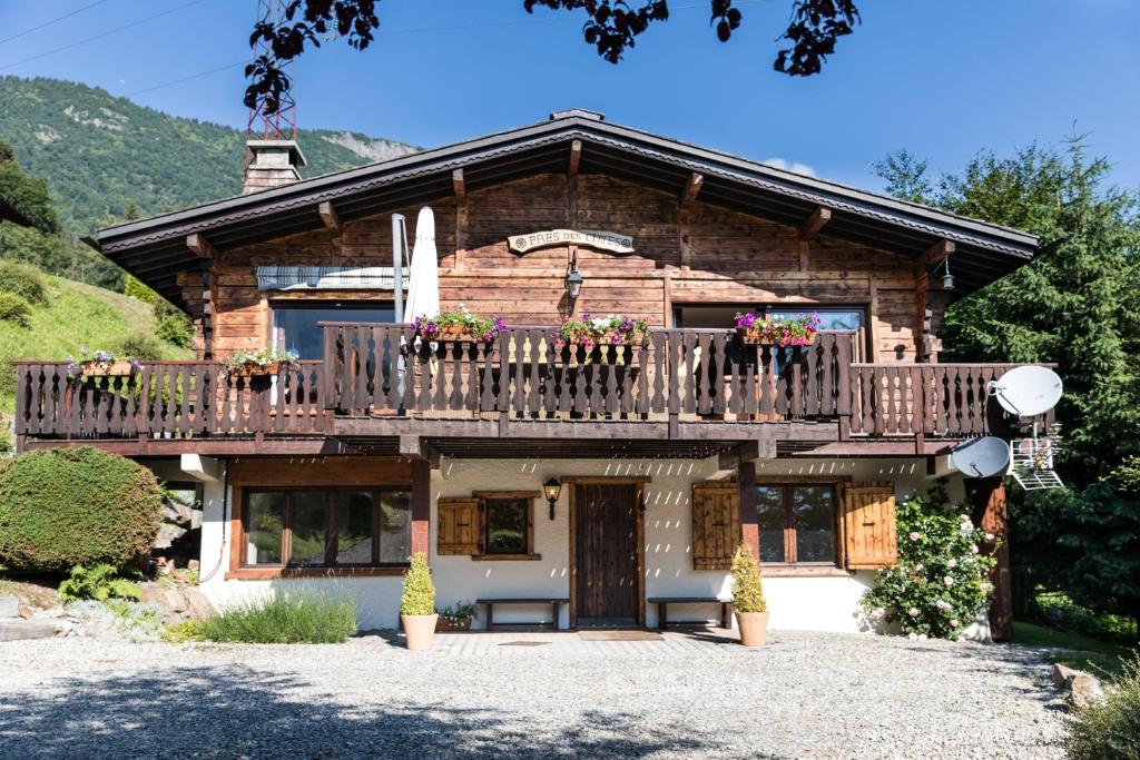 Cette maison en rondins dispose d'un balcon et d'une terrasse couverte. dans l'établissement Chalet Pres des Cimes ski-in ski-out, aux Houches