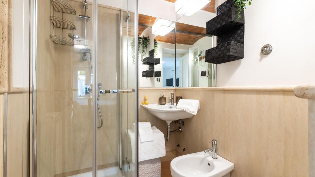 une salle de bain avec douche, lavabo et toilettes dans l'établissement VILLA CALLARI 6&2, Emma Villas, à San Felice Circeo