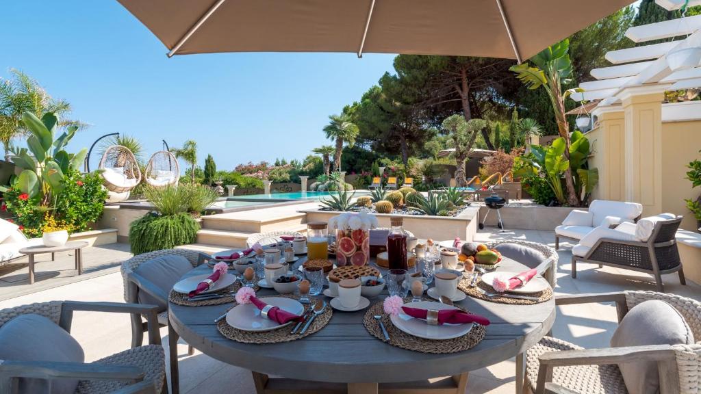- une table bleue avec de la nourriture sur la terrasse dans l'établissement VILLA CALLARI 6&2, Emma Villas, à San Felice Circeo