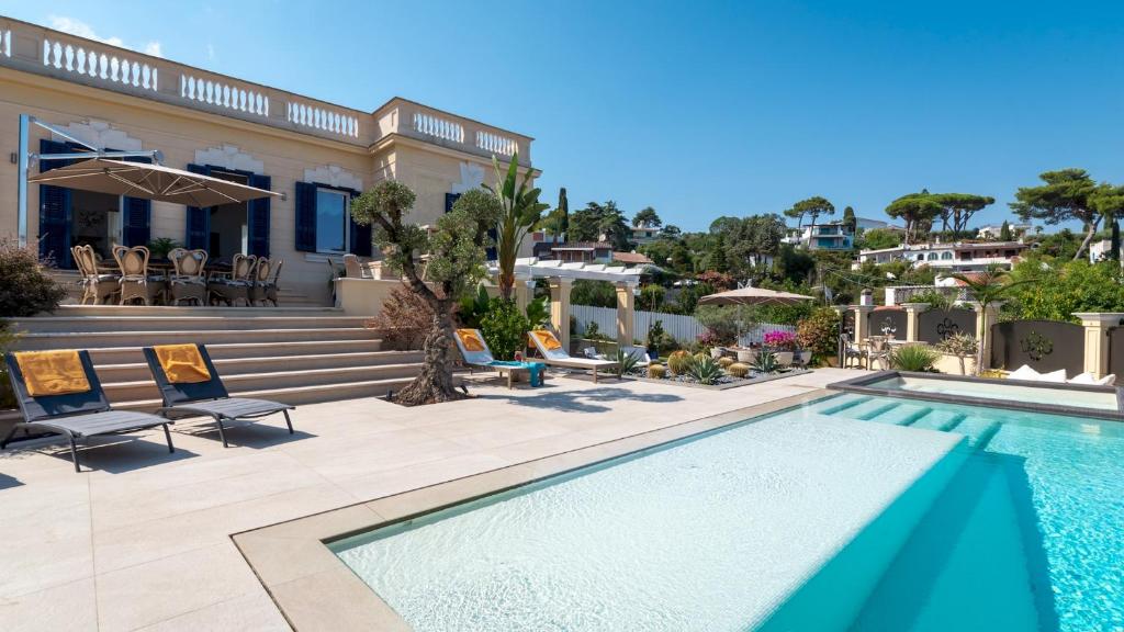 une villa avec piscine et une maison dans l'établissement VILLA CALLARI 6&2, Emma Villas, à San Felice Circeo