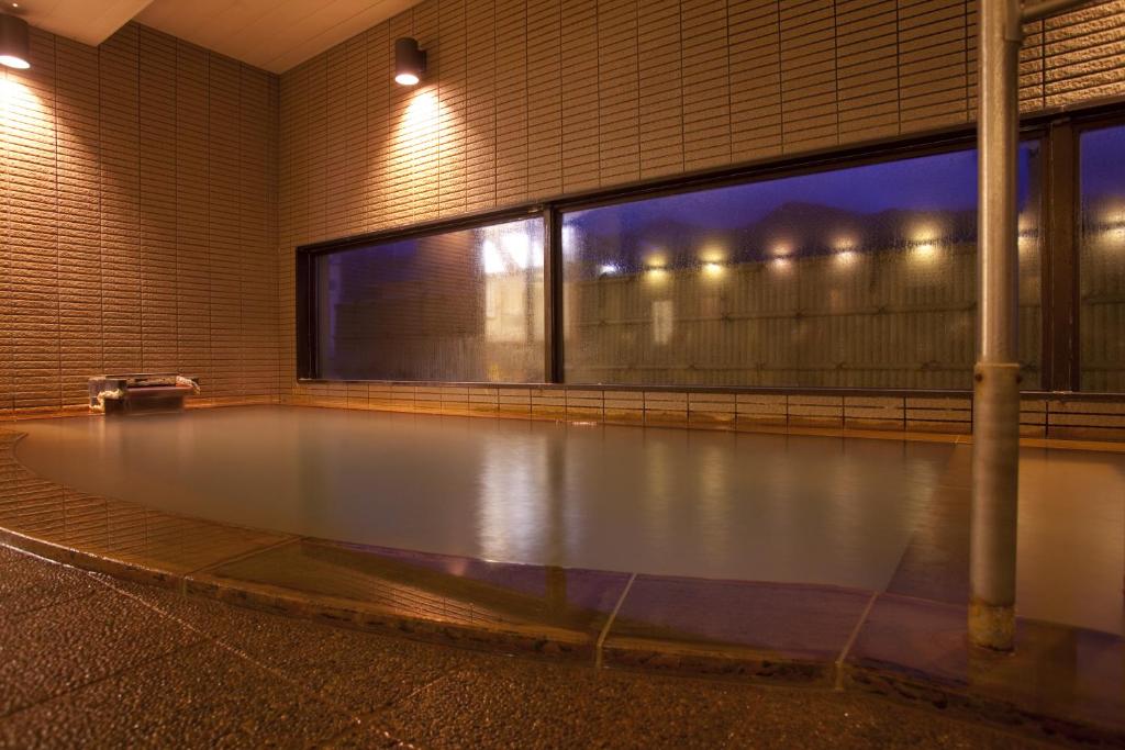Chambre avec Piscine d'Eau dans un Bâtiment dans l'établissement Sakaeya, à Yamanouchi