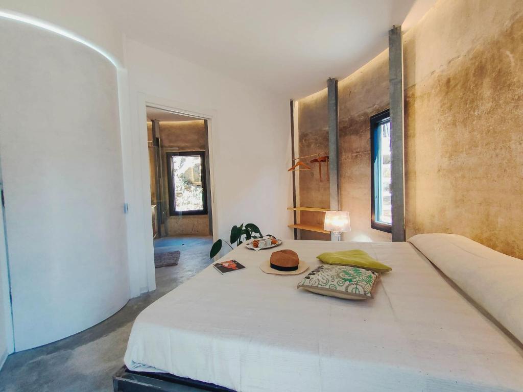 - une chambre dotée d'un grand lit blanc avec des chapeaux dans l'établissement Villa Villa Vasca by Interhome, à Civezza