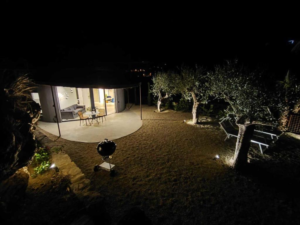 - une vue sur la cour la nuit avec une maison dans l'établissement Villa Villa Vasca by Interhome, à Civezza