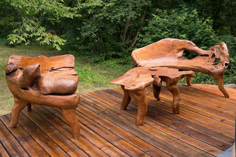 2 chaises en bois et une table sur une terrasse en bois dans l'établissement Yourte La Désirade, à Semur-en-Auxois 9 autres photos