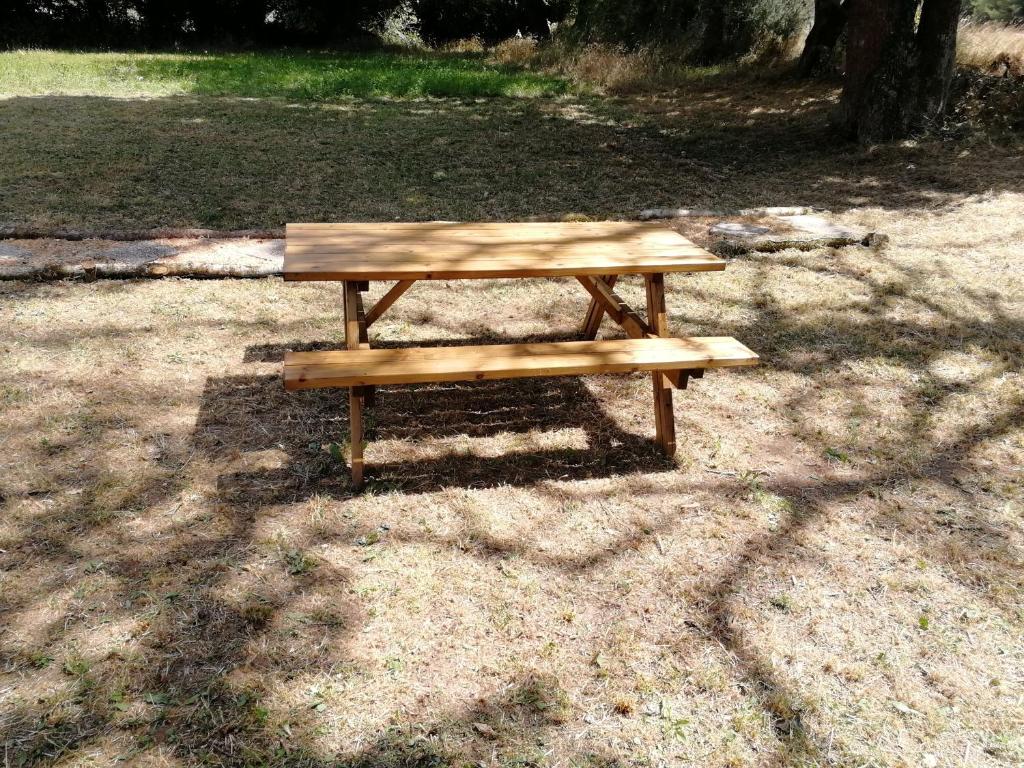 - une table de pique-nique en bois installée dans un parc dans l'établissement tente insolite 1 à 5 personnes, à Plouray