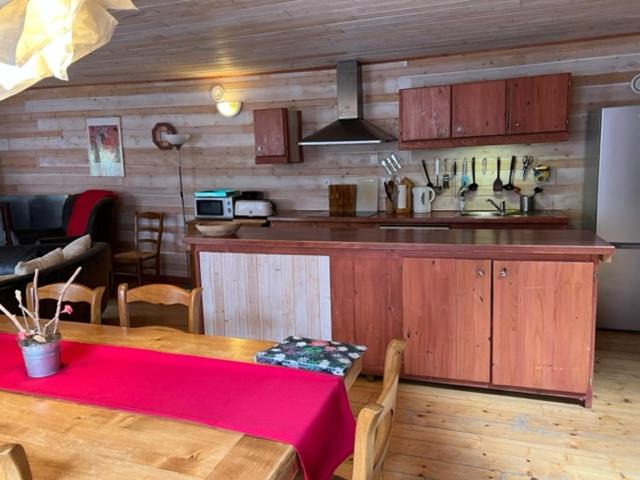 - une cuisine avec une table et un comptoir dans l'établissement Chalet 8-10 personnes sur la station des Rousses, à Lamoura 7 autres photos