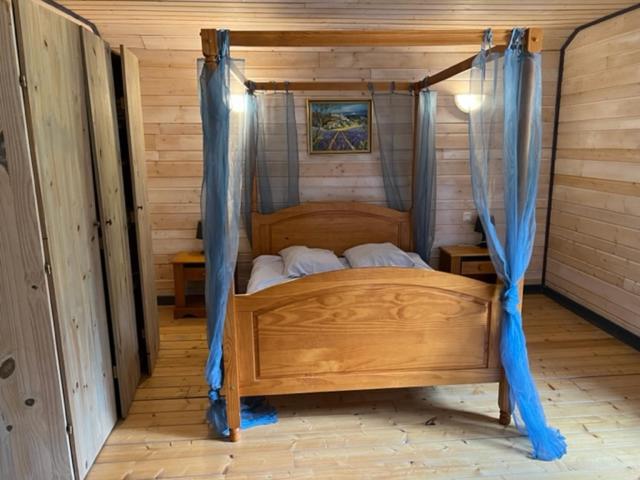 une chambre avec un lit dans une pièce en bois dans l'établissement Chalet 8-10 personnes sur la station des Rousses, à Lamoura