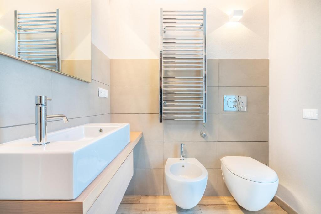 une salle de bain avec un lavabo et des toilettes dans l'établissement Villa Kòsmos - Piscina e Giardino - Villasimius, à Simius 57 autres photos