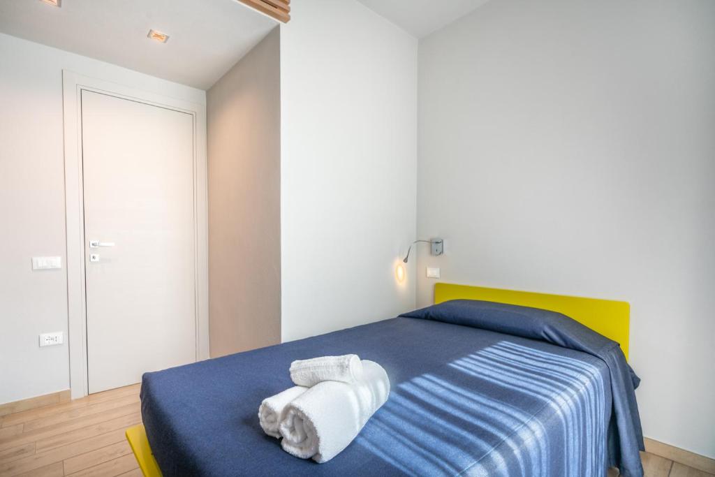 une chambre avec un lit avec des serviettes dessus dans l'établissement Villa Kòsmos - Piscina e Giardino - Villasimius, à Simius